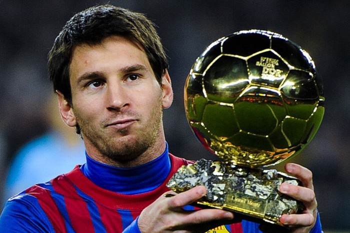 Lionel Messi đã 3 lần đoạt Quả bóng Vàng từ năm 2009 tới 2011, trong khi Cristiano Ronaldo đoạt giải thưởng năm 2008 nhưng sau đó về nhì vào năm 2009 và 2011. Andres Iniesta về nhì năm 2010.